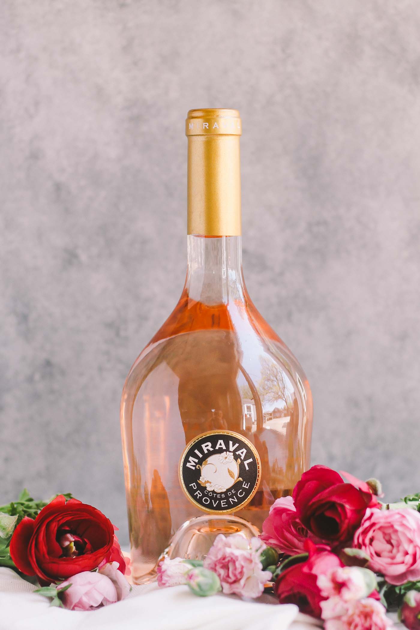 a rosé 101 guide with everything you need to know when it comes to picking the perfect bottle of rosé | rosé wine, rosé all day, rosé pairing, girls night, girls night drinks, summer drinks, wine guide, rosé guide for beginners, rosé basics |