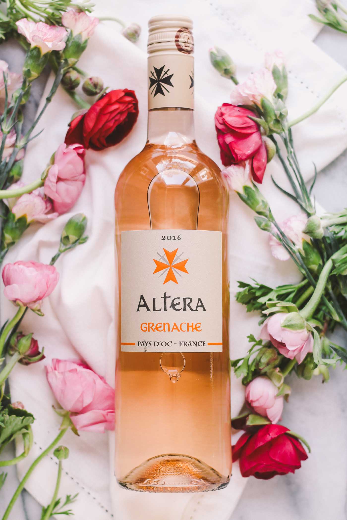 a rosé 101 guide with everything you need to know when it comes to picking the perfect bottle of rosé | rosé wine, rosé all day, rosé pairing, girls night, girls night drinks, summer drinks, wine guide, rosé guide for beginners, rosé basics |